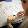Kép 4/4 - FISKARS MICROTIP Varróolló - Tapadásmentes pengével - 13 cm